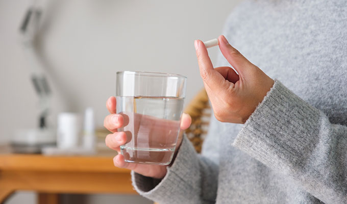 錠剤を飲む女性